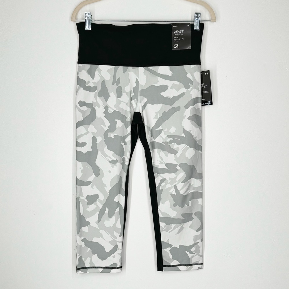 NWT GAP GFast Capri Leggings Black w/ White Gray Camo Print Women’s Size Medium